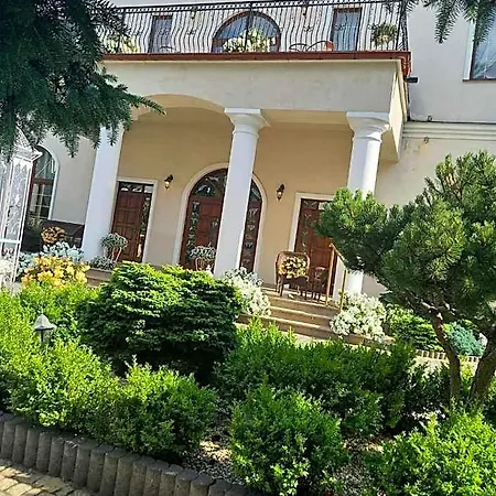 Dworek Vesaria מלון דירות 4*